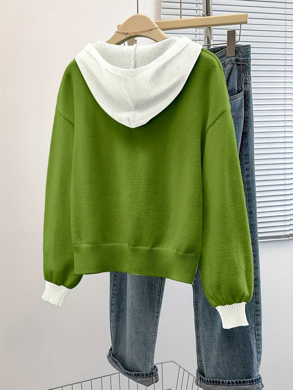 Bellatrix | Damestrui met capuchon en kleurblokken – Trui met knoopsluiting