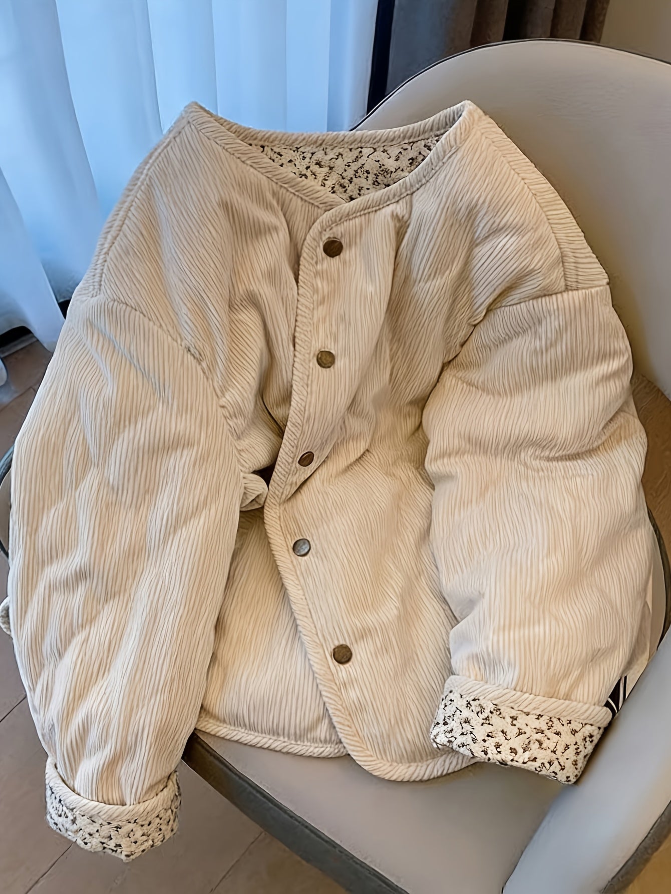 Elaria | Beige gewatteerd damesjack met bloemenprint – Gewatteerde jas met lange mouwen