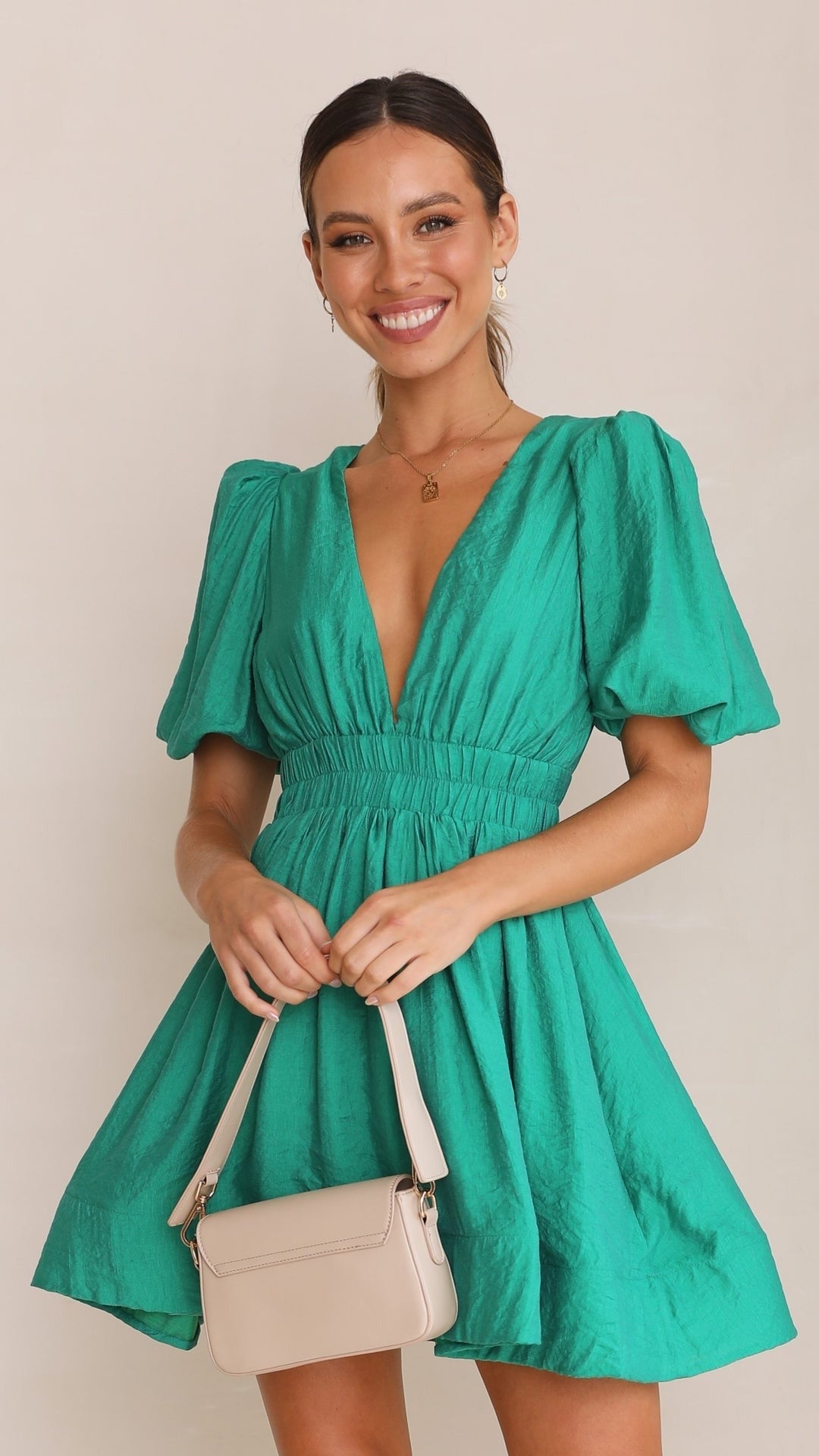 Lilith | Korte katoenen damesjurk – Elegante, soepel vallende jurk met pofmouwen en V-hals
