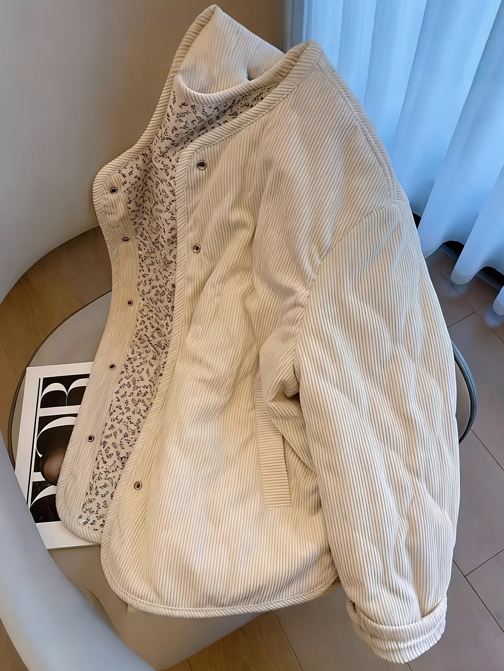 Elaria | Beige gewatteerd damesjack met bloemenprint – Gewatteerde jas met lange mouwen