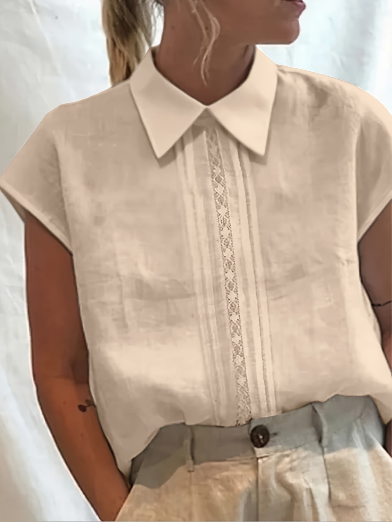 Anya | Casual Mouwloze Damestop – Losvallende Blouse met Plooien, Kanten Details en Kraag
