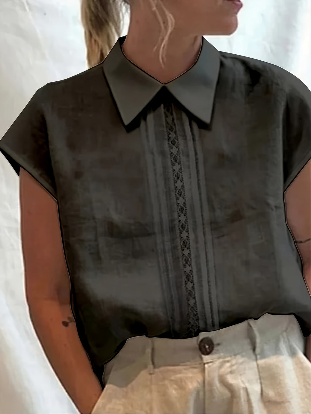 Anya | Casual Mouwloze Damestop – Losvallende Blouse met Plooien, Kanten Details en Kraag