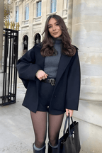 Eirlys | Damescape – dubbelrijig, oversized kraag en wijde mouwen