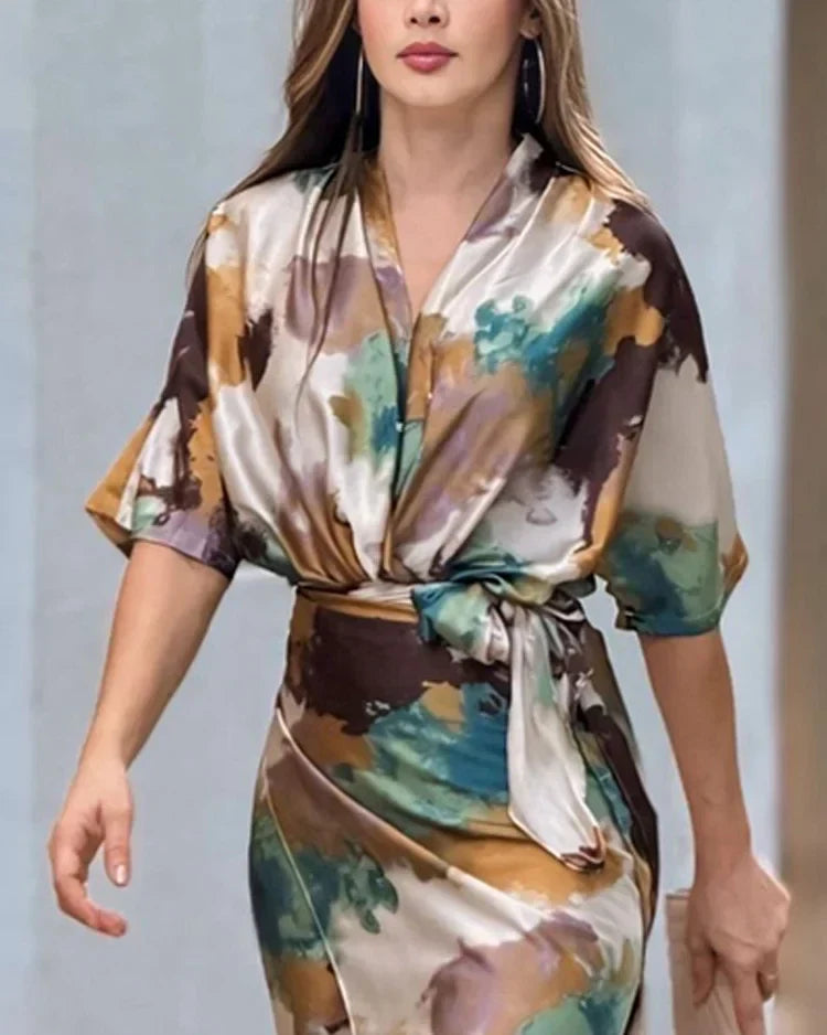 Elvire | Satijnen wikkeljurk met tie-dye-print – Vrouwelijk midi-model voor chique gelegenheden