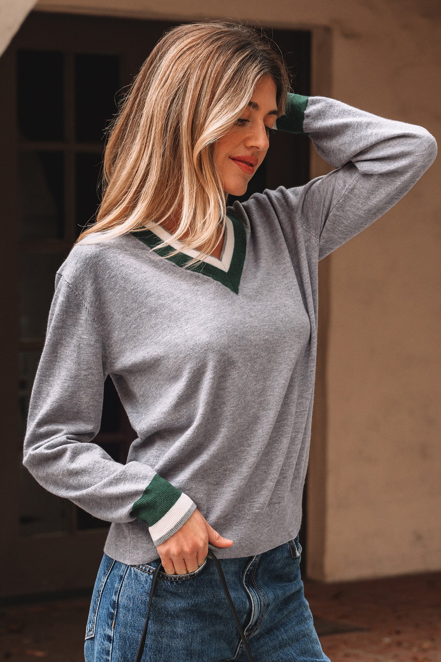 Florissa | Grijze dames-sweater in varsity-stijl – V-hals, contrasterende strepen aan de randen