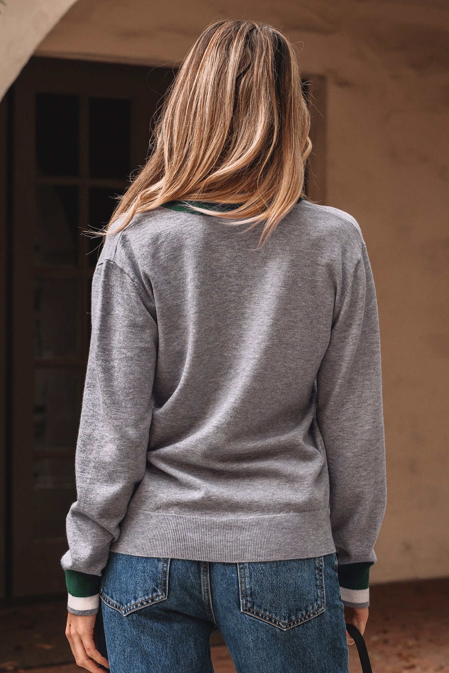 Florissa | Grijze dames-sweater in varsity-stijl – V-hals, contrasterende strepen aan de randen