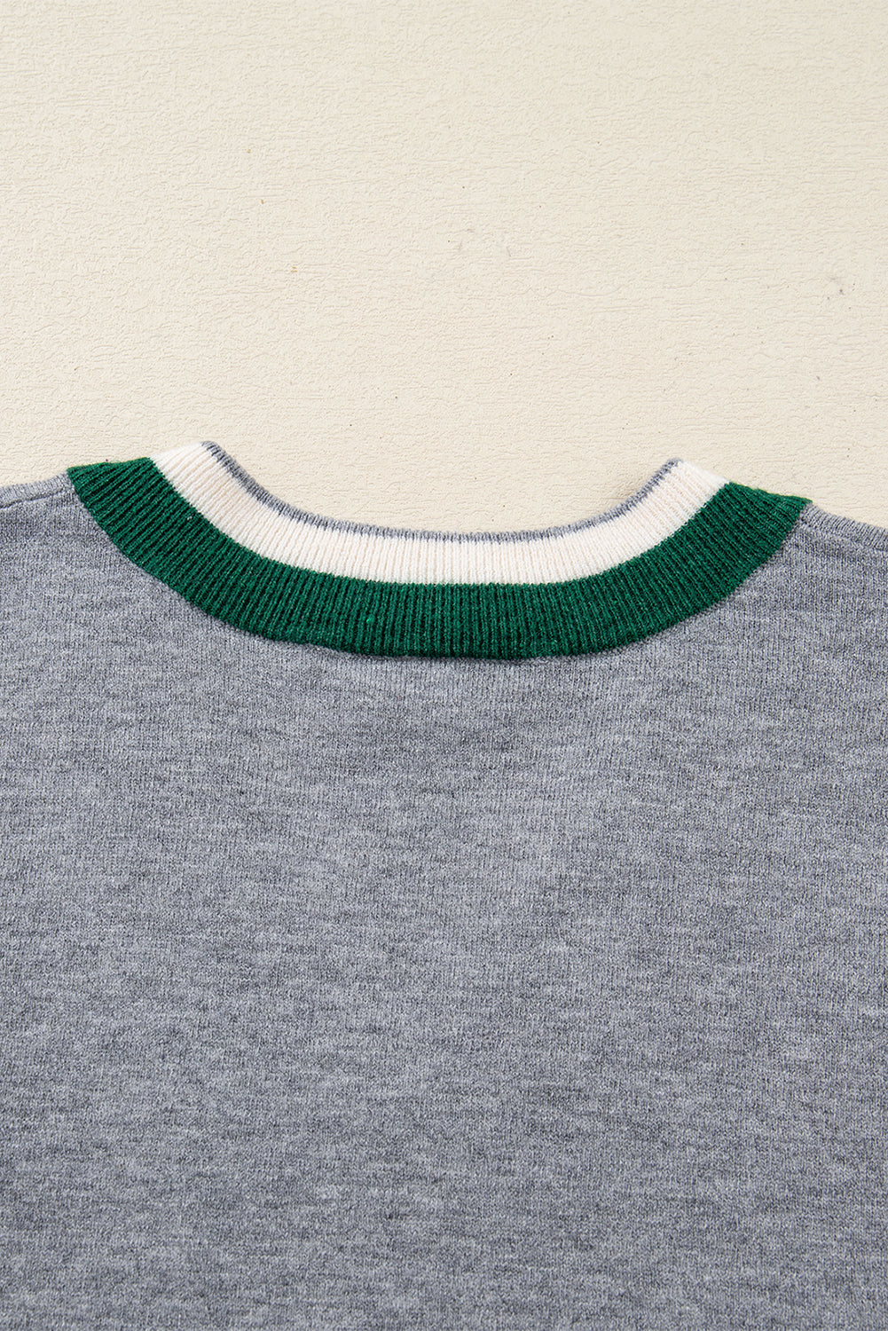 Florissa | Grijze dames-sweater in varsity-stijl – V-hals, contrasterende strepen aan de randen