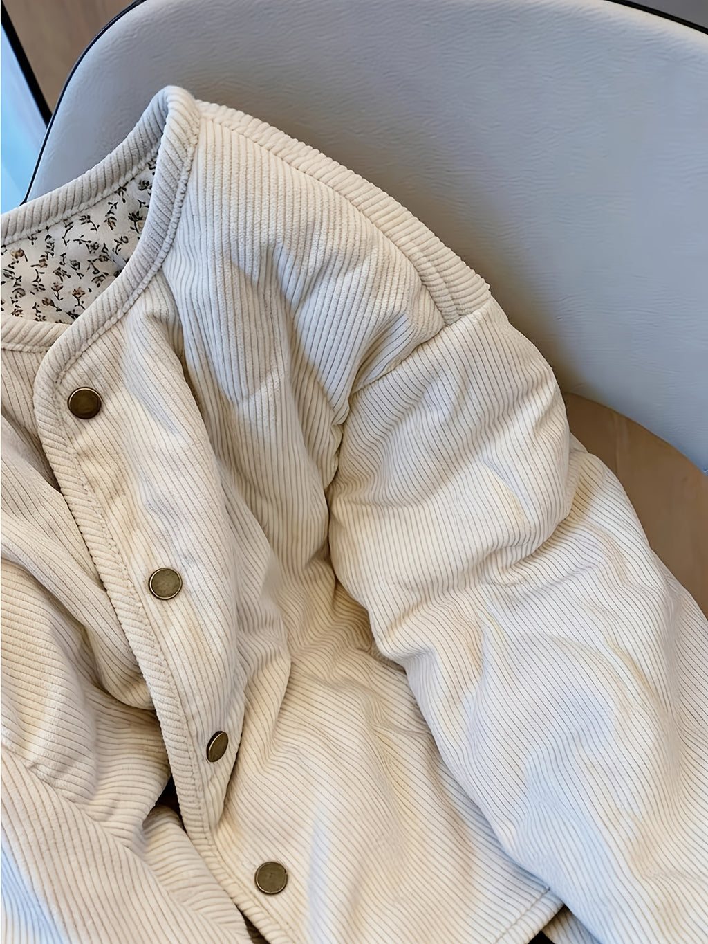 Elaria | Beige gewatteerd damesjack met bloemenprint – Gewatteerde jas met lange mouwen