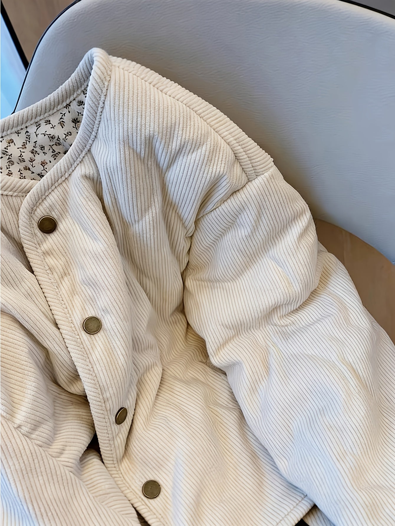 Elaria | Beige gewatteerd damesjack met bloemenprint – Gewatteerde jas met lange mouwen