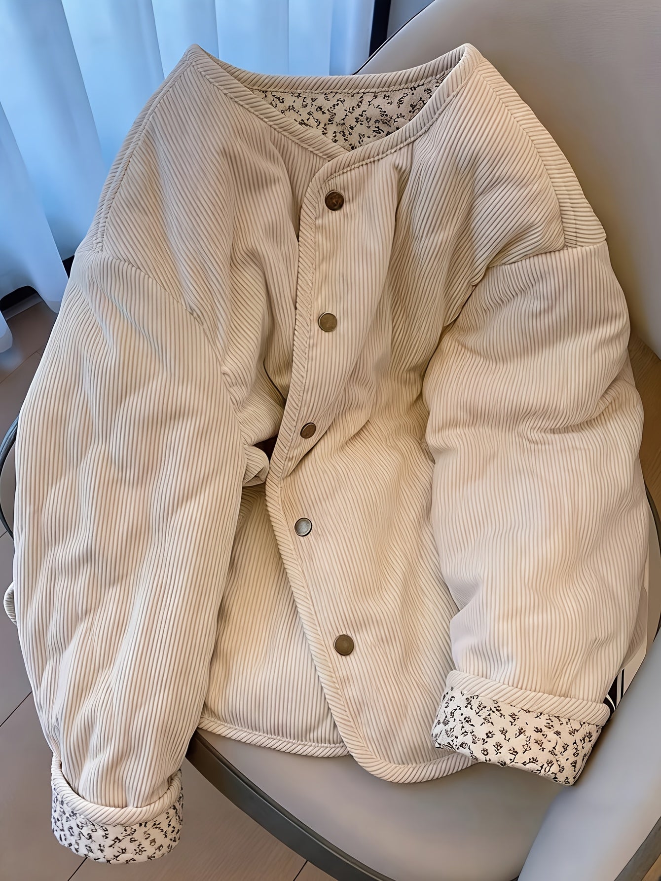 Elaria | Beige gewatteerd damesjack met bloemenprint – Gewatteerde jas met lange mouwen
