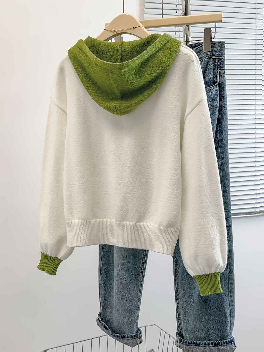 Bellatrix | Damestrui met capuchon en kleurblokken – Trui met knoopsluiting