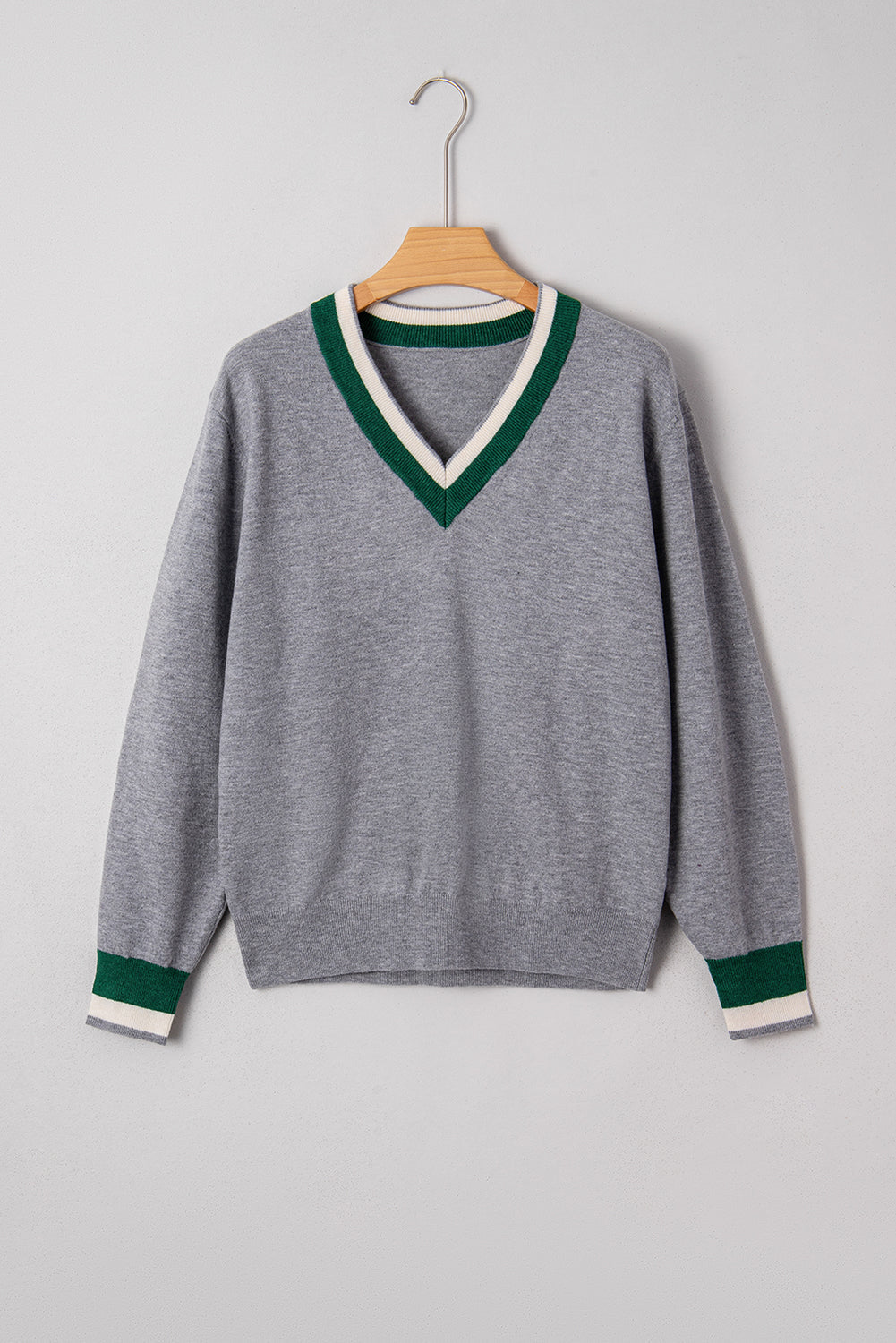 Florissa | Grijze dames-sweater in varsity-stijl – V-hals, contrasterende strepen aan de randen