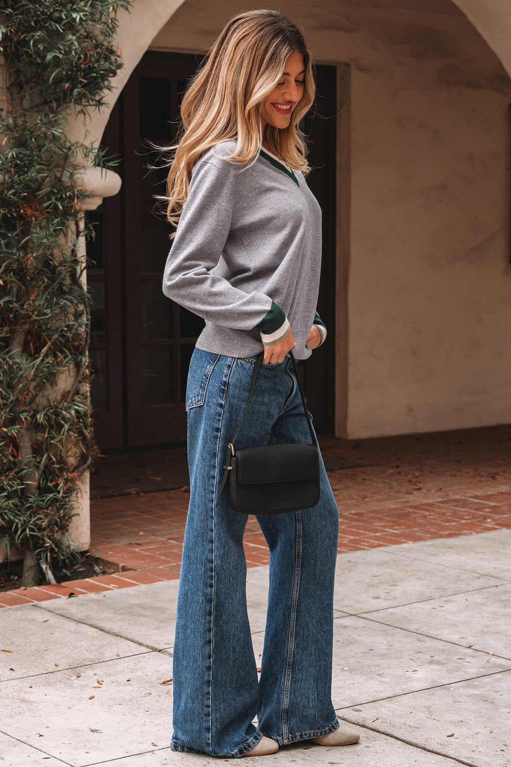 Florissa | Grijze dames-sweater in varsity-stijl – V-hals, contrasterende strepen aan de randen