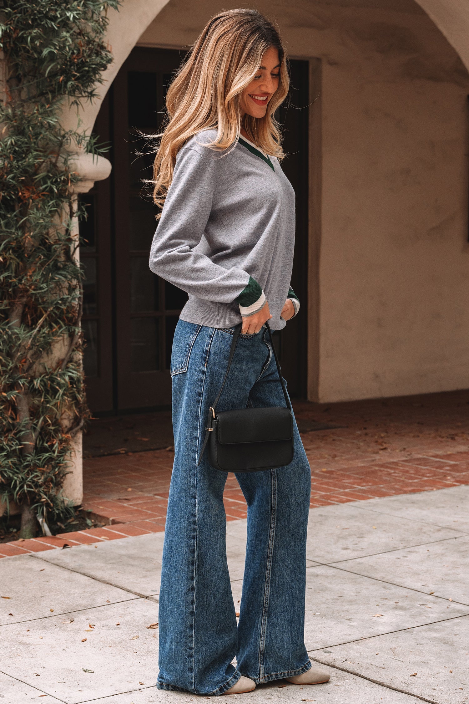 Florissa | Grijze dames-sweater in varsity-stijl – V-hals, contrasterende strepen aan de randen