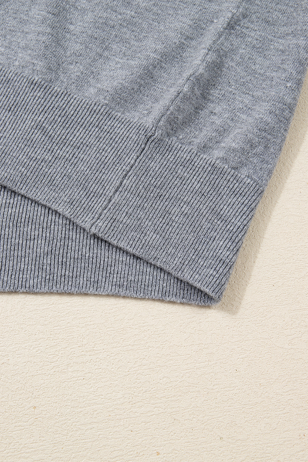Florissa | Grijze dames-sweater in varsity-stijl – V-hals, contrasterende strepen aan de randen