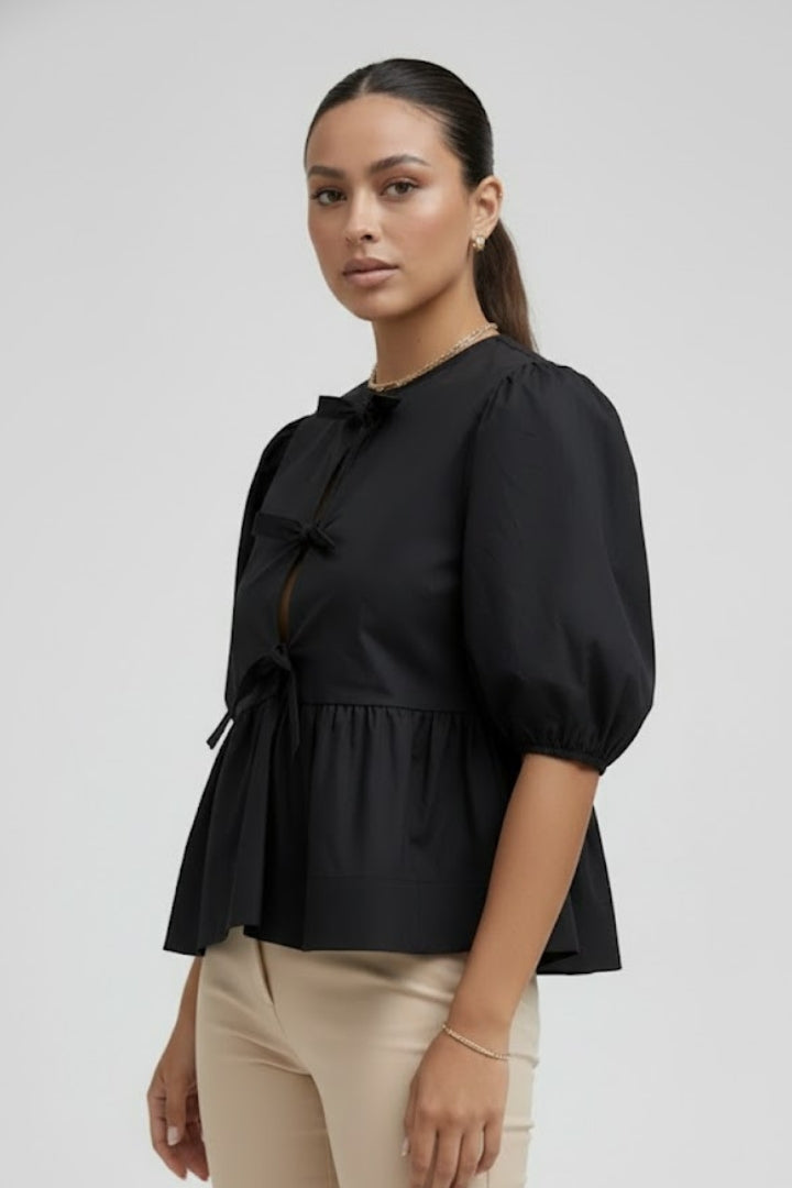 Orlena | Dames Peplum Blouse met Strik aan de Voorkant – Pofmouwen met Strikdetail