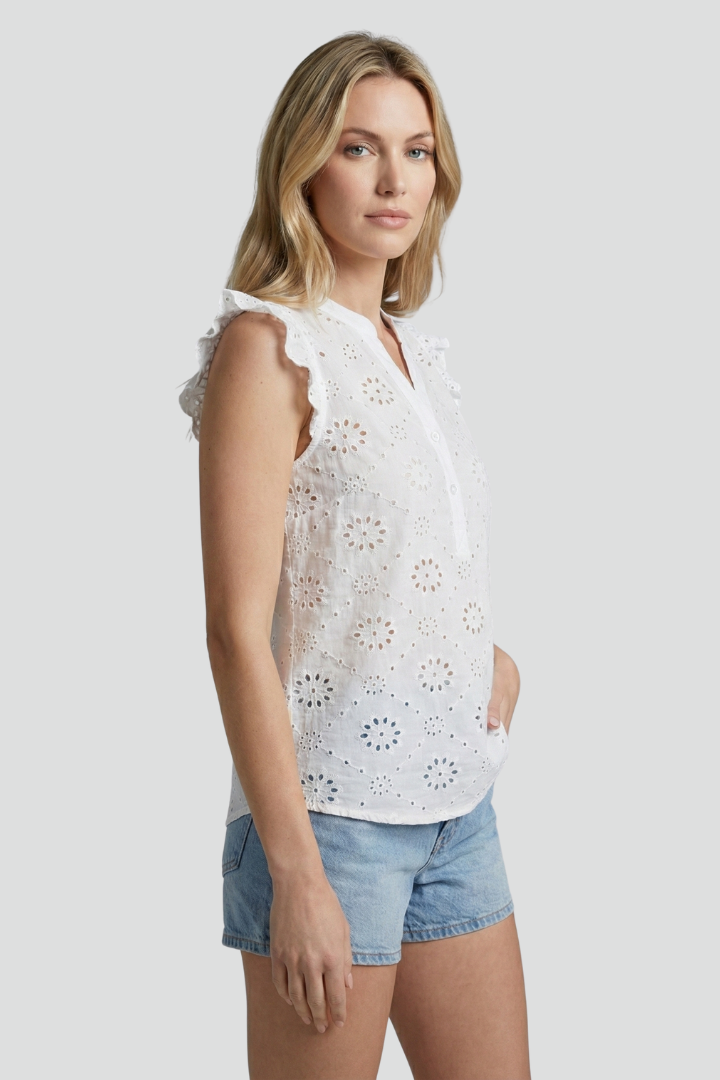 Nova | Mouwloze Eyelet Blouse voor Dames – Geborduurde Top met Ruches op de Schouders