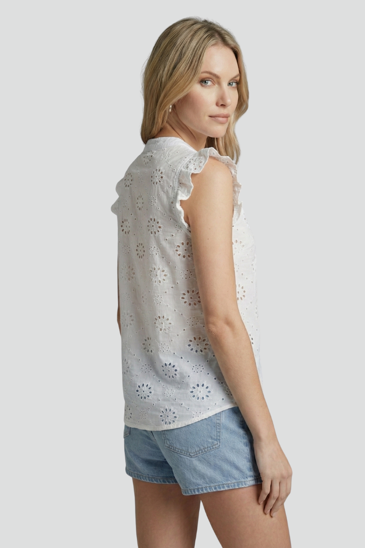 Nova | Mouwloze Eyelet Blouse voor Dames – Geborduurde Top met Ruches op de Schouders