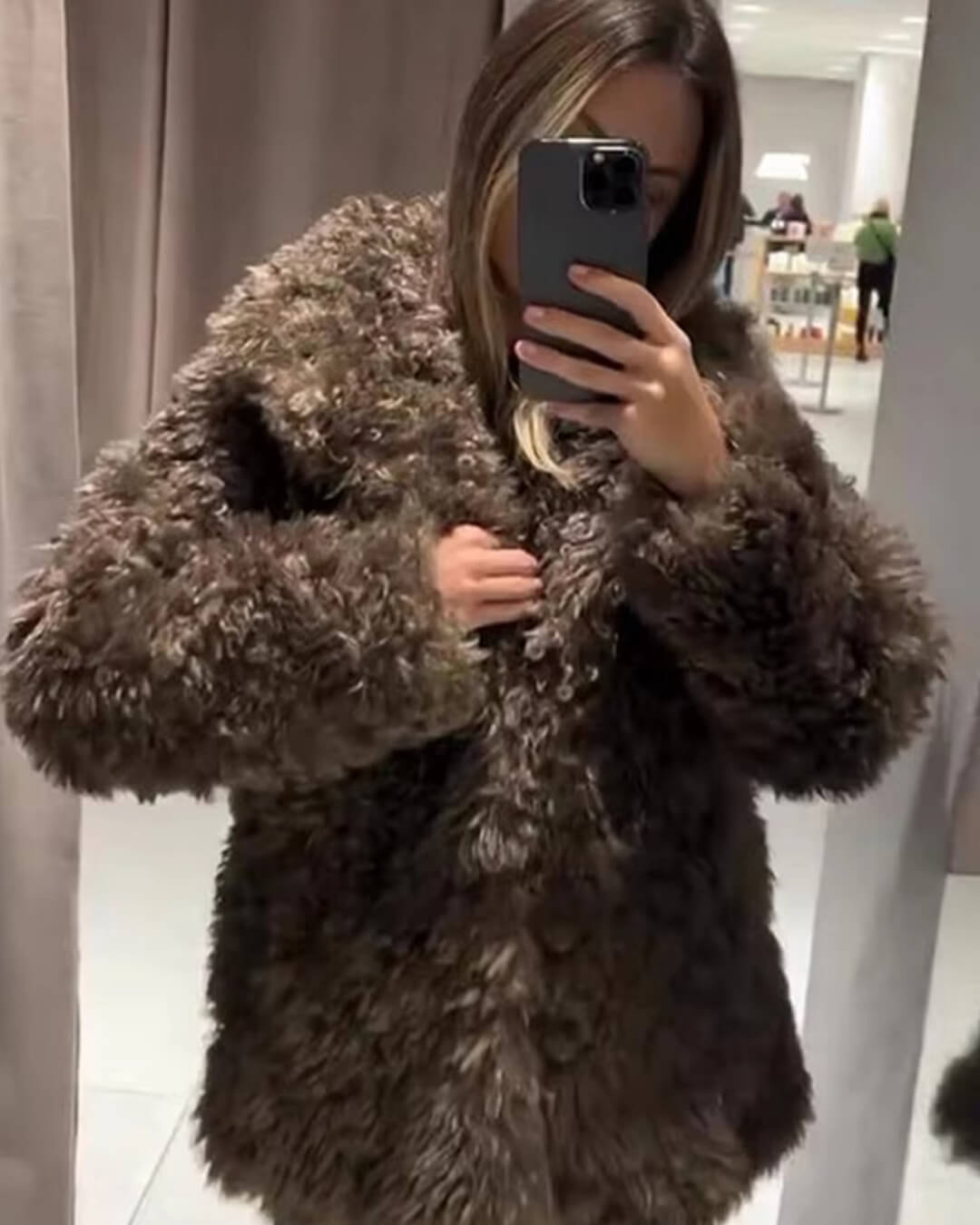 Zara | Retro Damesjas met Zachte Imitatiebontlook, Brede Revers en Open Model