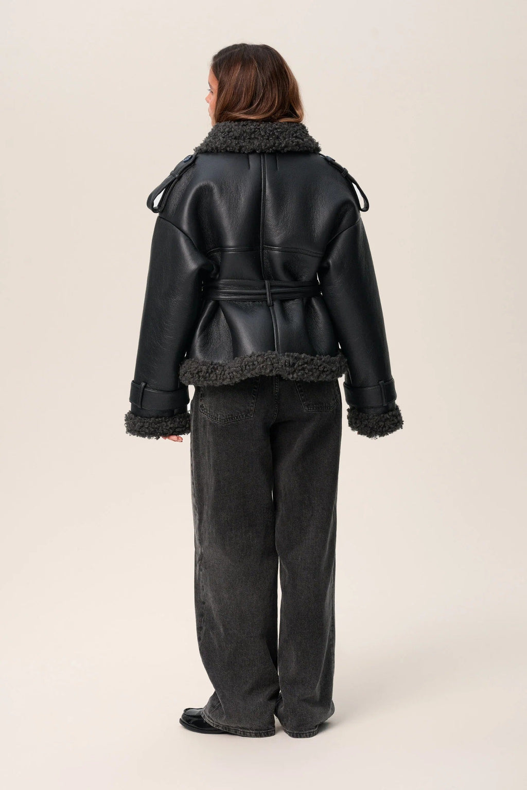 Jasmira | Lange, getailleerde winterjas voor dames met teddy-look afwerking