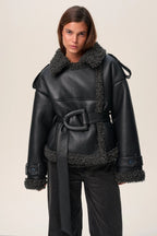 Jasmira | Lange, getailleerde winterjas voor dames met teddy-look afwerking