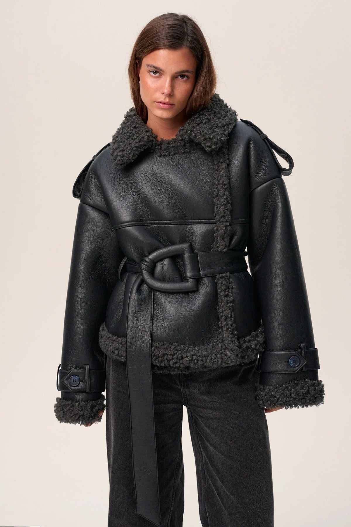 Jasmira | Lange, getailleerde winterjas voor dames met teddy-look afwerking