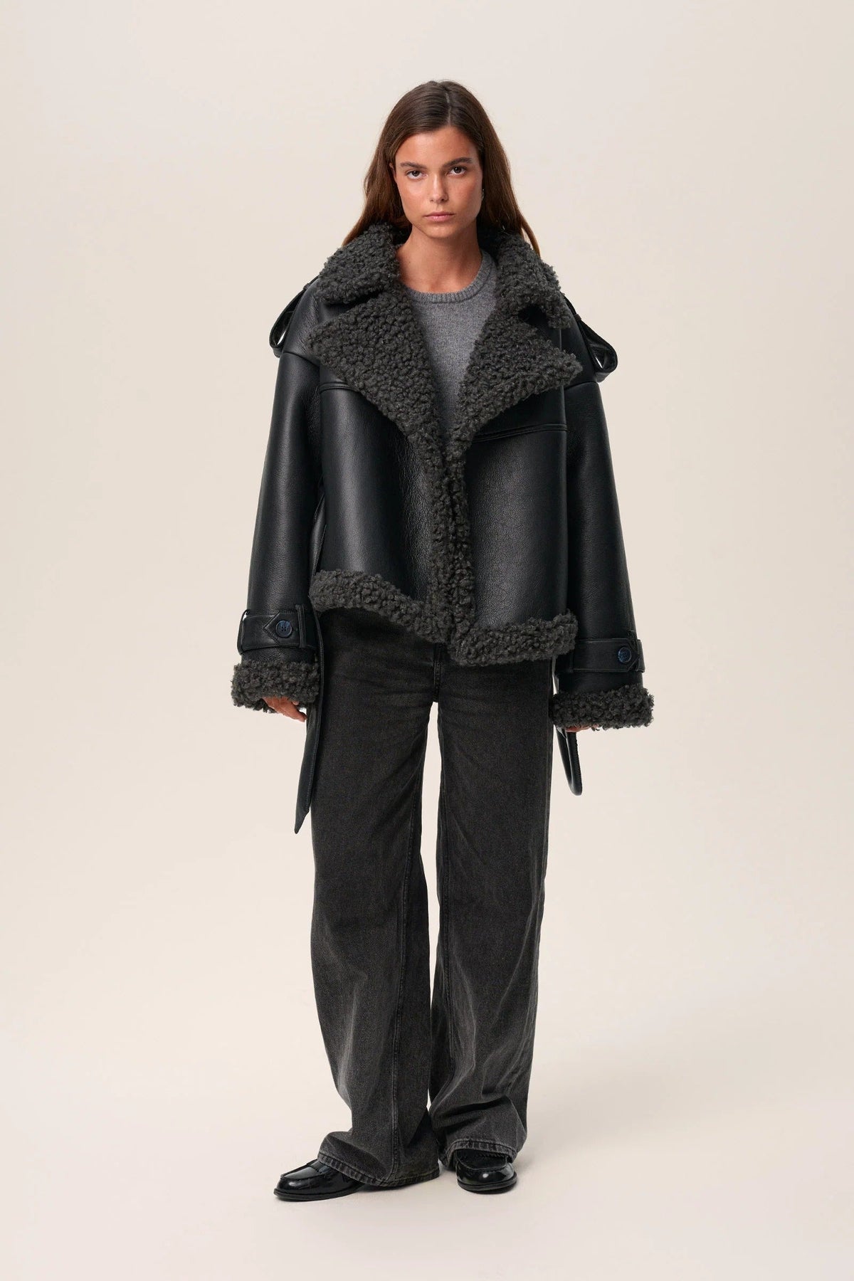 Jasmira | Lange, getailleerde winterjas voor dames met teddy-look afwerking