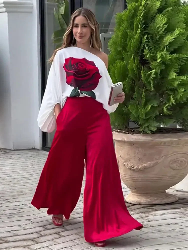 Zarelle | Roze outfit voor dames met bloemenprint – Blouse met schuine halslijn en broek met wijde pijpen