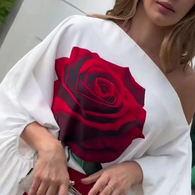 Zarelle | Roze outfit voor dames met bloemenprint – Blouse met schuine halslijn en broek met wijde pijpen