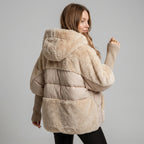 Amara | Zachte winterjas met capuchon voor dames, met panelen van imitatiebont