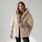 Amara | Zachte winterjas met capuchon voor dames, met panelen van imitatiebont