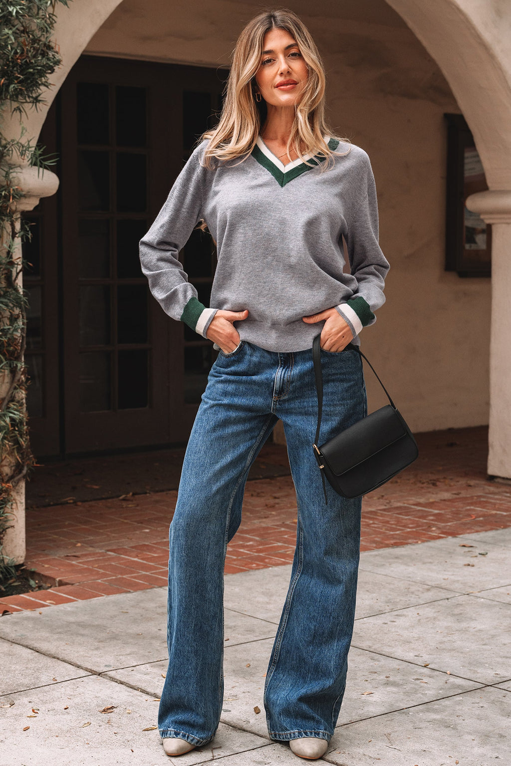 Florissa | Grijze dames-sweater in varsity-stijl – V-hals, contrasterende strepen aan de randen