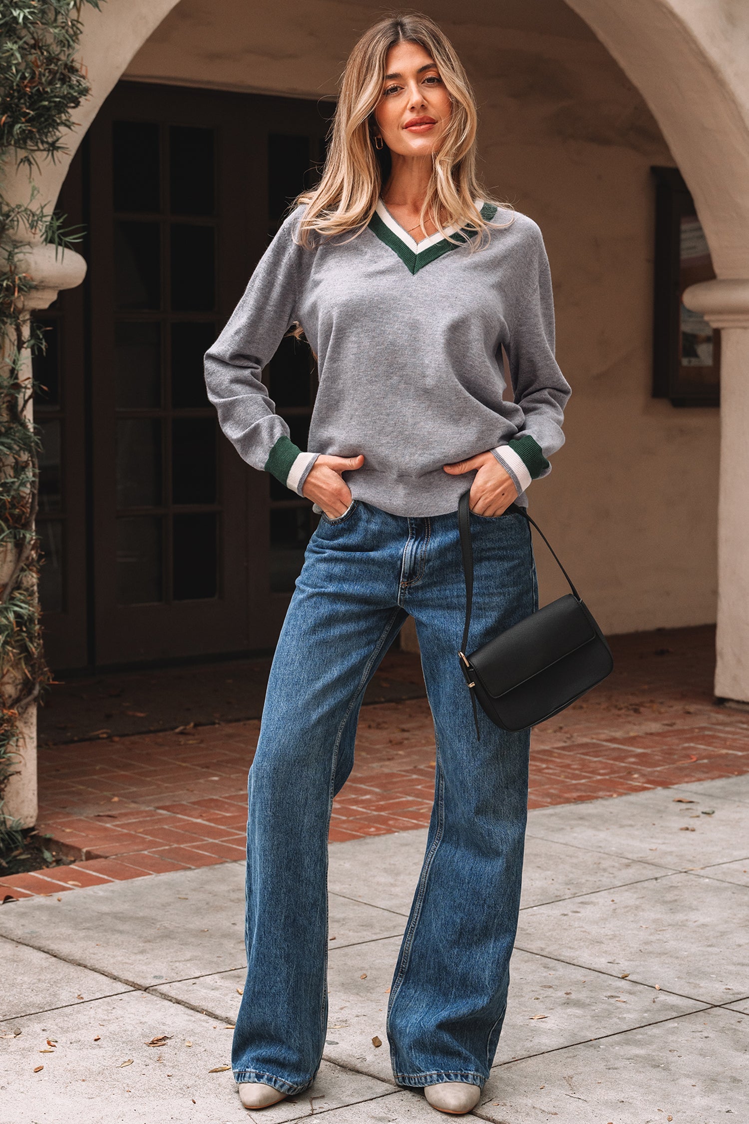 Florissa | Grijze dames-sweater in varsity-stijl – V-hals, contrasterende strepen aan de randen