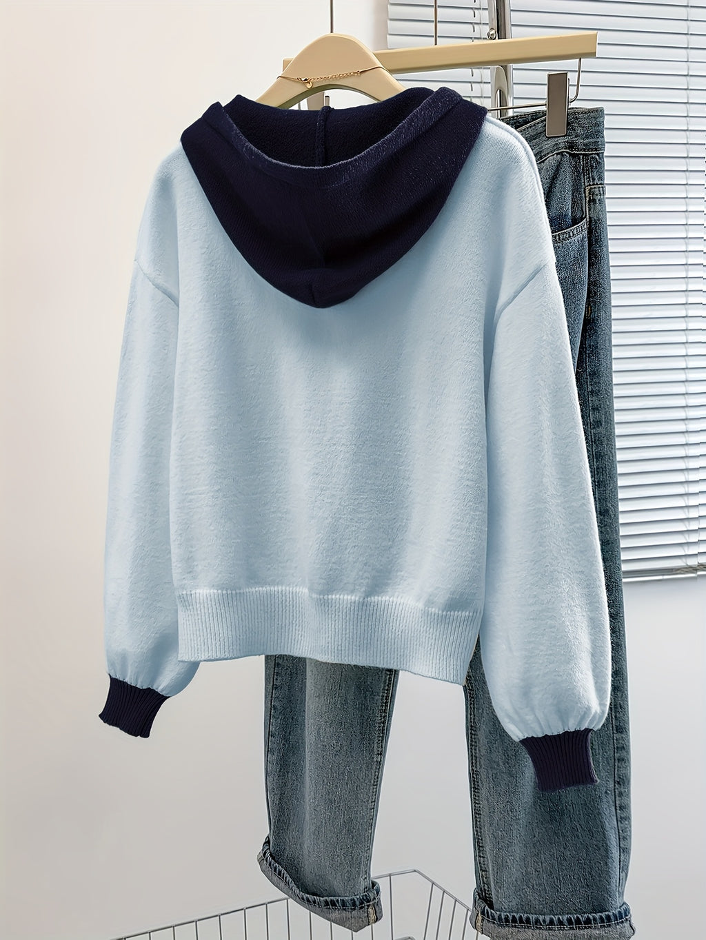 Bellatrix | Damestrui met capuchon en kleurblokken – Trui met knoopsluiting