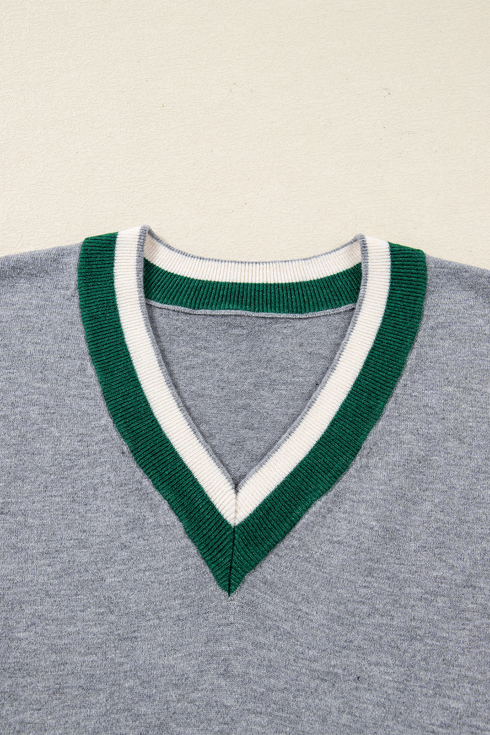 Florissa | Grijze dames-sweater in varsity-stijl – V-hals, contrasterende strepen aan de randen