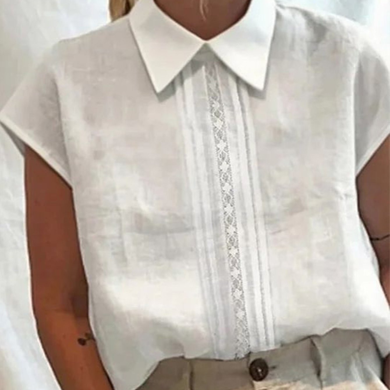 Anya | Casual Mouwloze Damestop – Losvallende Blouse met Plooien, Kanten Details en Kraag