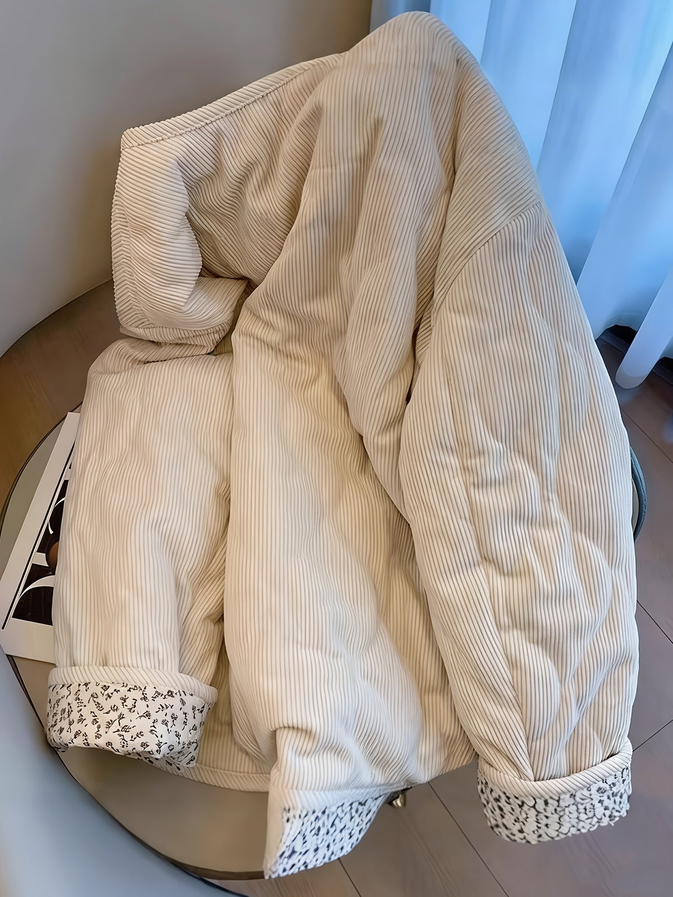 Elaria | Beige gewatteerd damesjack met bloemenprint – Gewatteerde jas met lange mouwen
