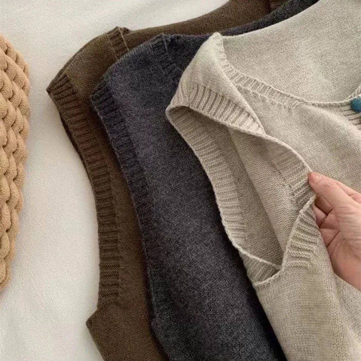 Dacey | Kleurrijk gebreid damesvest – Mouwloos vest met knoopsluiting aan de voorkant
